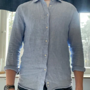 Ljusblå linneskjorta - Säljer denna ljusblå linneskjortan från bondelid i skick 7/10 och storlek S