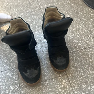 Isabel marant skor  - Intressekoll! Skitsnygga isabelmarant inte jätte använda och passar till olika stilar! Skriv för fler bilder. Äkta såklart. Skriv vad ni kan betala