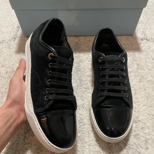 Lanvins - Lanvins patent cap toe | storlek 40-41 (UK 5) innermått 26 cm |  skick 8/10 | box och skor ingår | fler frågor? Kontakta oss! |