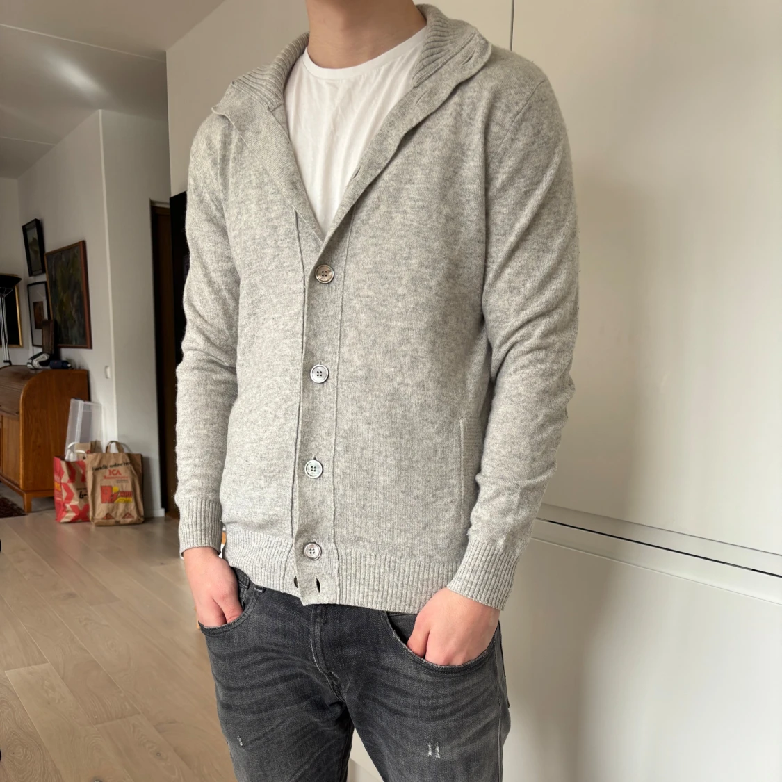 Grå kofta med knappar - 1