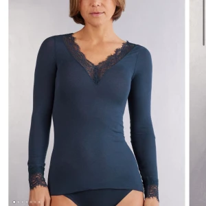 Intimissimi tröja - Intimissimi tröja som är mörkblå med spets💙 aldrig använd och lappen finns kvar!