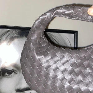 Flätad väska - Skitsnygg handväska i nyskick!! Passar perfekt nu till våren och sommaren🩷🩷 kontakta för frågor eller fler bilder. Ingår även en kedja. Köpt för 900kr