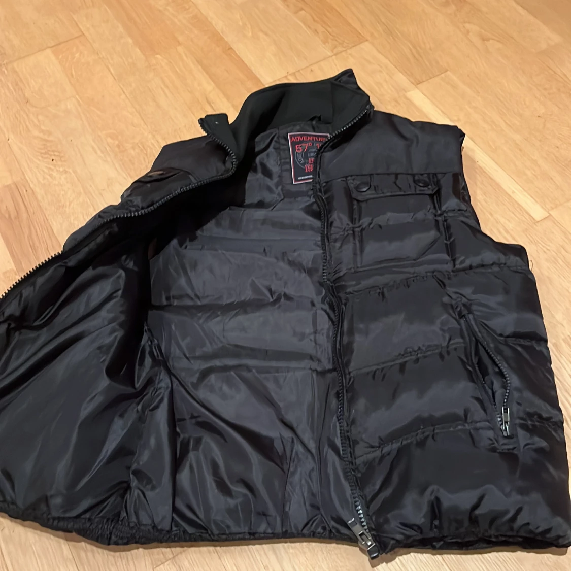 Svart dunväst från Adventure - 1