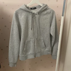 Grå hoodie med dragkedja - Säljer en grå zip up tröja. Inga defekter och använt bara ett par gånger. Storlek L, men passar absolut för s och xs också efter jag har xs.