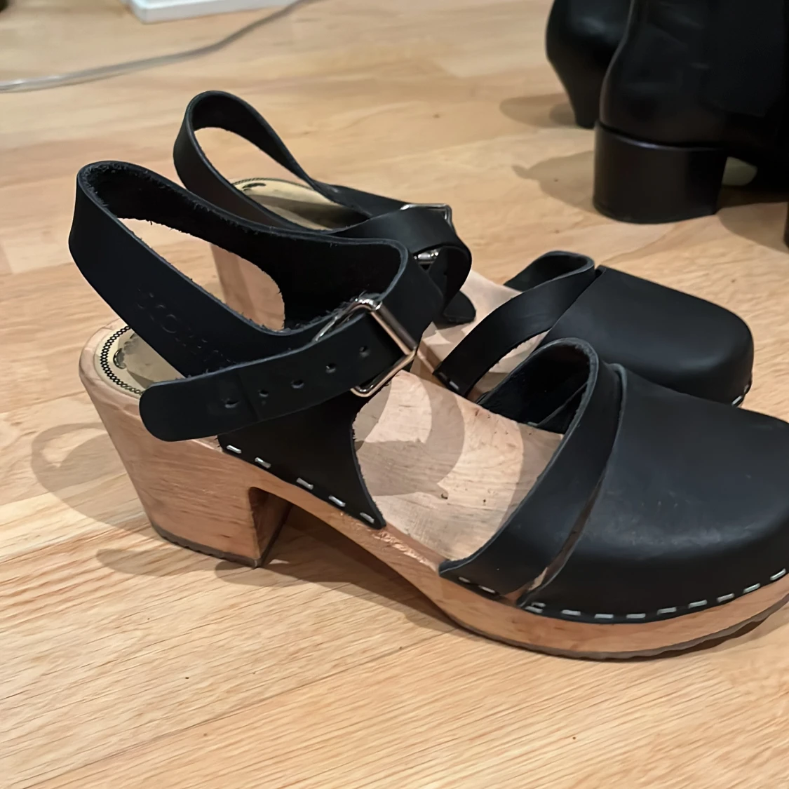 Svarta träskor med klack - 1