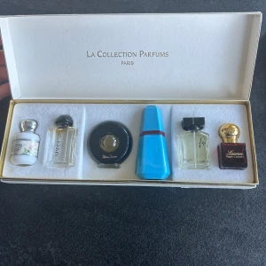 La Collection Parfums Miniatyrset - Exklusivt miniatyrset med fem olika parfymer från La Collection Parfums. Innehåller dofter från kända märken som Armani, Paloma Picasso och Ralph Lauren. Flaskorna har unika och eleganta designer, inklusive en blå geometrisk flaska och en rund svart flaska. Perfekt för den som vill prova olika lyxiga dofter.