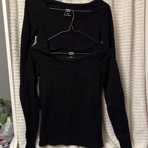 Svart långärmad topp från 157🖤 - Säljer två stilren svart långärmad topp från 157. Två i ett. 🐝