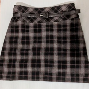 Rutig kjol från Jacqueline Riu - Passform S/M ungefär