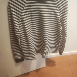 Randig tröja från Shein - Säljer en stilren randig tröja från Shein i svart och vit. Tröjan har långa ärmar och en klassisk passform. Perfekt för en avslappnad look.