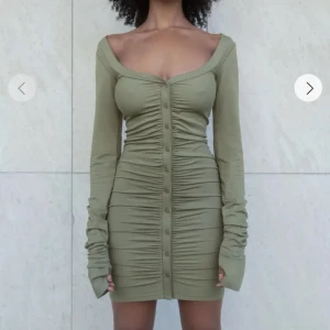 Olivgrön tight klänning - Snygg olivgrön klänning med lång ärm och knappar framtill. Klänningen är i storlek xxs men passar mig som i vanliga fall har storlek s/36. Ord pris. 899