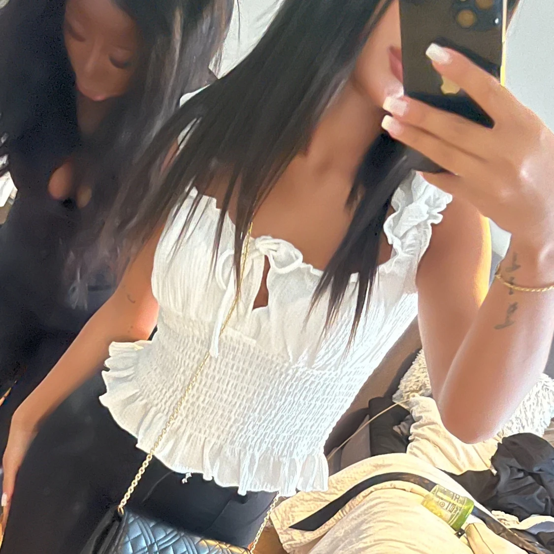 Vit ärmlös blus med volangdetaljer