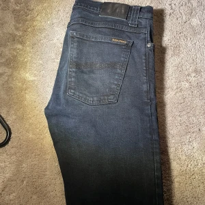 Svarta jeansbyxor från Nudie - Snygga svarta jeansbyxor från Nudie med en klassisk femficksdesign. Bara att skriva vid intresse!