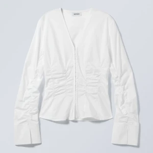 Vit skjorta från Weekday - Säljer denna skjorta från Weekday med v-ringning och långa ärmar. Superfin❤️köpt för 500kr