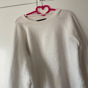 Vero moda stickad tröja - Köpt för 300kr säljer för 190 pga att den blivit nopprig. Pris kan diskuteras. Använts enstaka gånger men fortfarande blivit nopprig🤍