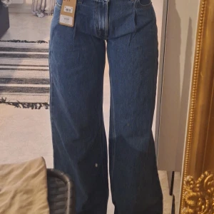Blå jeans från Levi's - Snygga blå jeans från Levi's med en klassisk femficksdesign. De har en hög midja och en rak passform som ger en tidlös look. Perfekta för en avslappnad stil.