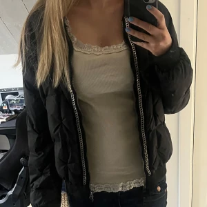 Svart bomberjacka - Snygg svart bomberjacka med dragkedja framtill. Perfekt för en cool och avslappnad stil. Jackan har långa ärmar och en klassisk passform.