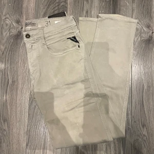 Replay Jeans - Snygga ljusgråa jeans från replay i modellen Anbass. Storleken är 31/32. Hör av er vid frågor!