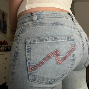 Ljusblå jeans med hål från Nelly - Snygga ljusblå jeans med hål och fina rosa detaljerade fickor från Nelly💓använda och lite slitna främst på hålen, men fortfarande i bra skick🩷säljer då jag tycker de är lite små på mig som brukar ha 38 i jeans och rekommenderar de som brukar ha 36, eventuellt 38 eftersom att dessa är väldigt stretchiga💓de är bra i längd på mig som är ca 168/169