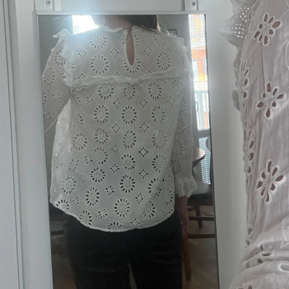 Superfin blus från Zara i strl S, säljer då den är för kort i armarna (är 174 cm för referens)❤️🔥. Puserot.