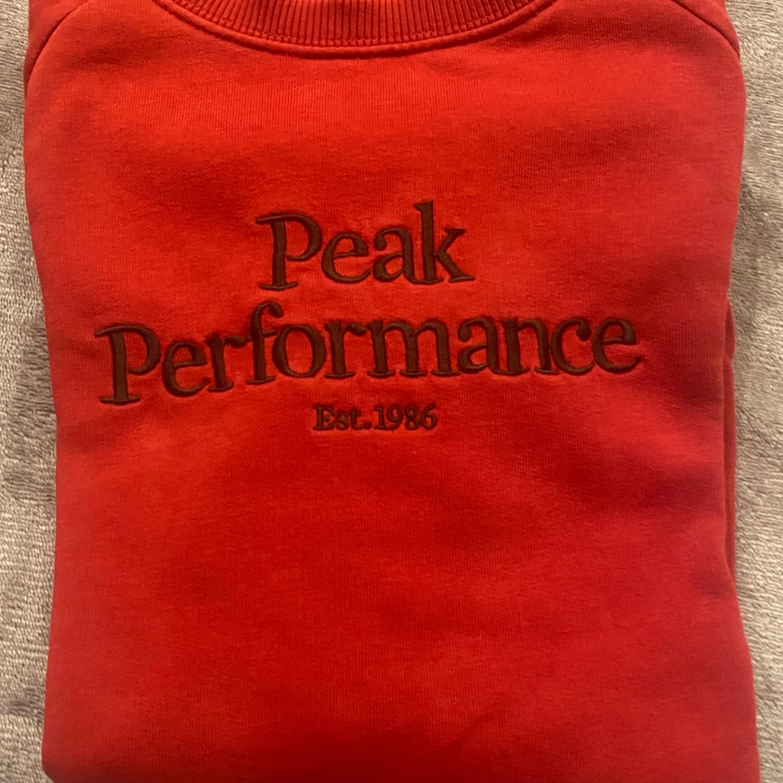 Röd tröja från Peak Performance - 1