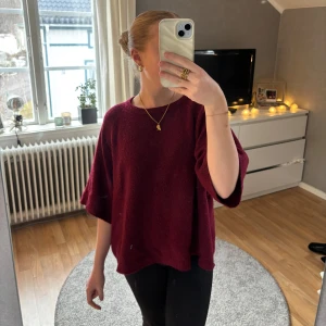 Vinröd och grönblå tröja - Säljer två tröjor i vinrött och grönblått från lager. Båda har en lös passform med trekvartsärmar. Inga effekter ❤️nypris: 150:- styck