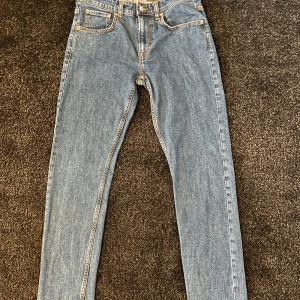 Blå jeans från 157 - Snygga blå jeans från 157 med klassisk femficksdesign och dragkedja. De har en straight passform och är perfekta för en avslappnad stil. Tillverkade i slitstarkt denim.