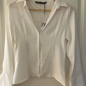Vit blus från Zara - En jätte fin vit blus från Zara med långa ärmar och har en slags korsett model. Den har bara testats en gång pågrund av att den var för liten på mig. Priset kan diskuteras 💕