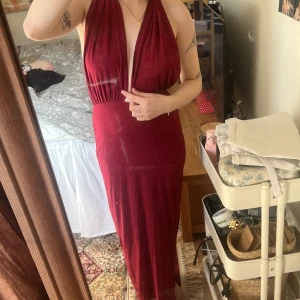 Vinröd långklänning med öppen rygg - Säljer en elegant vinröd långklänning med djup v-ringning och öppen rygg. Klänningen har en smickrande passform och knytning i nacken. Perfekt för en speciell kväll! Klänningen är använd fåtal gånger av mig men köpt här på plick! 💛Den är från asos och är i st 36 alltså S 