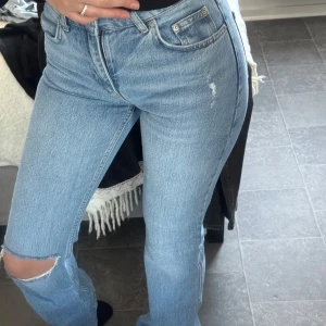 Blå jeans  - Säljer mina ljusblåa jeans från Gina (slutsålda) då dom inte längre passar mig. Super fina & jätte sköna brukade vara ett av mina favorit byxor då dom inte alls är osköna eller obekväma som vissa andra jeans. 🩵🩵🩵använd xantal gånger men inga defekter eller fläckar. 