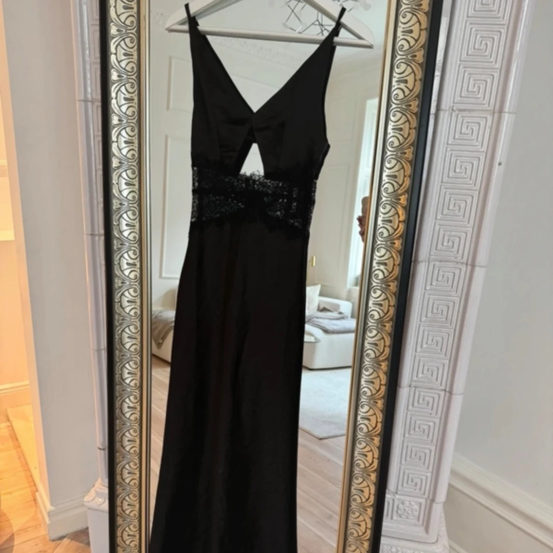 Svart långklänning med spetsdetaljer - 1