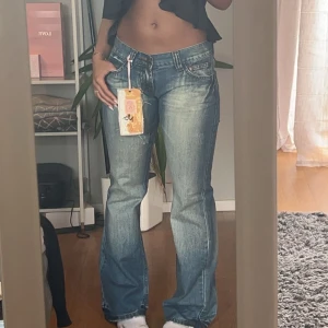 Blå bootcut jeans från mseven  - Fett Snygga blå bootcut jeans som är låg midja. De har blivit för små för mig så därför säljer jag dessa!