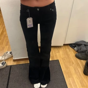Mörkblå Manchester jeans! - Så så snygga mörkblå Manchester bootcut jeans! Helt nya och aldrig använda, lågmidjade och jätte sköna🩷🩷passar xs-s (stretchiga)