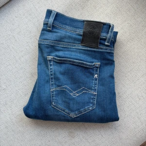 Replay anbass - Tjena säljer nu mina replay då dom kommer ej till användning längre, 9/10 ändå negativ är att det är ett litet sträck på byxorna syns på bild 3, tveka inte om du har några frågor, priset kan diskuteras! Mvh 