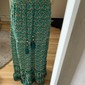 Långkjol - Jätte fin somrig lång kjol. Använd vid få tillfällen. I storlek S