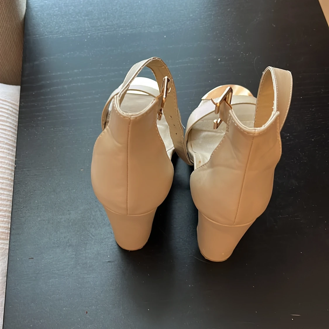 Beige sandaler med klack från BEBO - 3