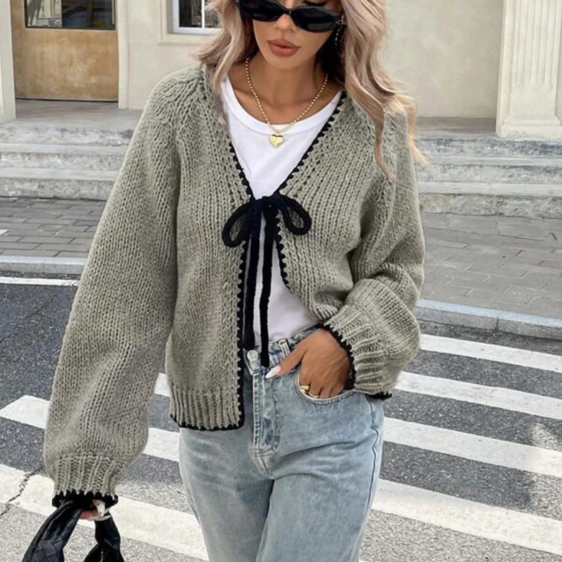 Grå stickad kofta med svart knytband