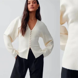 Kofta  - Kofta från Gina tricot. Helt ny med prislappen kvar. Storlek S. Det går bra att använda köp nu💕