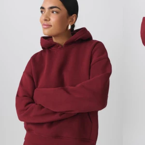 Vinröd hoodie - Hoodie från Gina, inte mycket använd💗