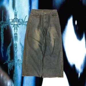 baggy jeans - lite slitna längst ner men det är inget man tänker på💕💕💕 