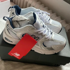 Vita New Balance 530 sneakers - Inte äkta från selora, ganska stor i storlek 