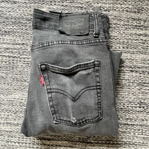 Levis jeans - Snygga stilrena levis jeans i modellen 551z Authentic Straight. Storleken på dessa är 14a.