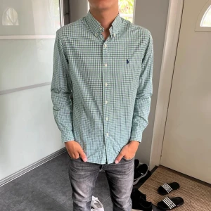 Ralph lauren skjorta - Slim fit M, mycket bra skick. 9/10 varav inga defekter. Killen på bilden är 187cm