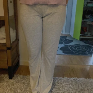 Ljusgrå mjukisbyxor med raka ben - Superbekväma ljusgrå mjukisbyxor med raka ben och normal passform. Perfekta för chill dagar hemma eller när du vill ha något riktigt skönt på dig. Tillverkade i mjuk bomullsmix som känns skön mot huden.