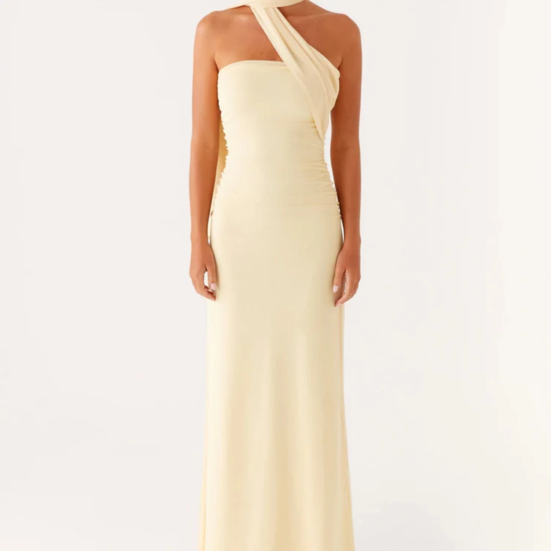 Champagnefärgad långklänning med oneshoulder - 1