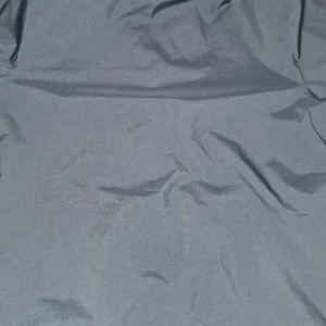 Svart vindjacka från Haglöfs, strl S - Mörkblå vindjacka från Haglöfs i storlek S. Jackan har minimalistisk design, diskret logga på bröstet och är tillverkad i slitstarkt syntetmaterial. Perfekt för blåsiga dagar och outdoor-aktiviteter. Innerfoder i mesh för extra komfort.