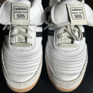 Vita Adidas skor - Adidas Mundial Sneakersnstuff skor (fotbollsskor i modell). Använda max 4ggr pga för stor storlek tyvärr.