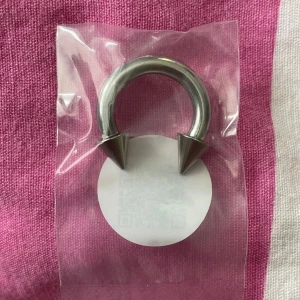Septum 6g - Oöppnad, steril septum från bodymod. 6g/4mm och 16mm i diameter! Super cool!😎