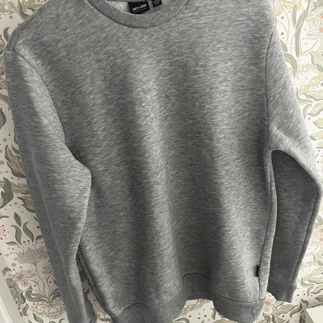 Grå sweatshirt från Only & Sons - 2