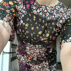 Blommig långklänning - Superfin blommig långklänning med en slits från Asos i strl 34. Köpt för länge sen, aldrig använd.  Den har en markerad åtsittande midja, fina ”volang” ärmar. Tunt tyg 100% polyster.  Går ändra ner på mig som är 155cm. Normal i storlek. Den har en dold dragkedja i bak som går till midjan. Högre i halsen.  Har bundle rabatt!!🥰