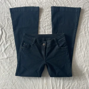 Midrise jeans - Bra skick! Mått: midjemått rakt över 40+stretch grenhöjd 22 benöppning 28,5 innerbenslängd 81cm💗 jag är 180